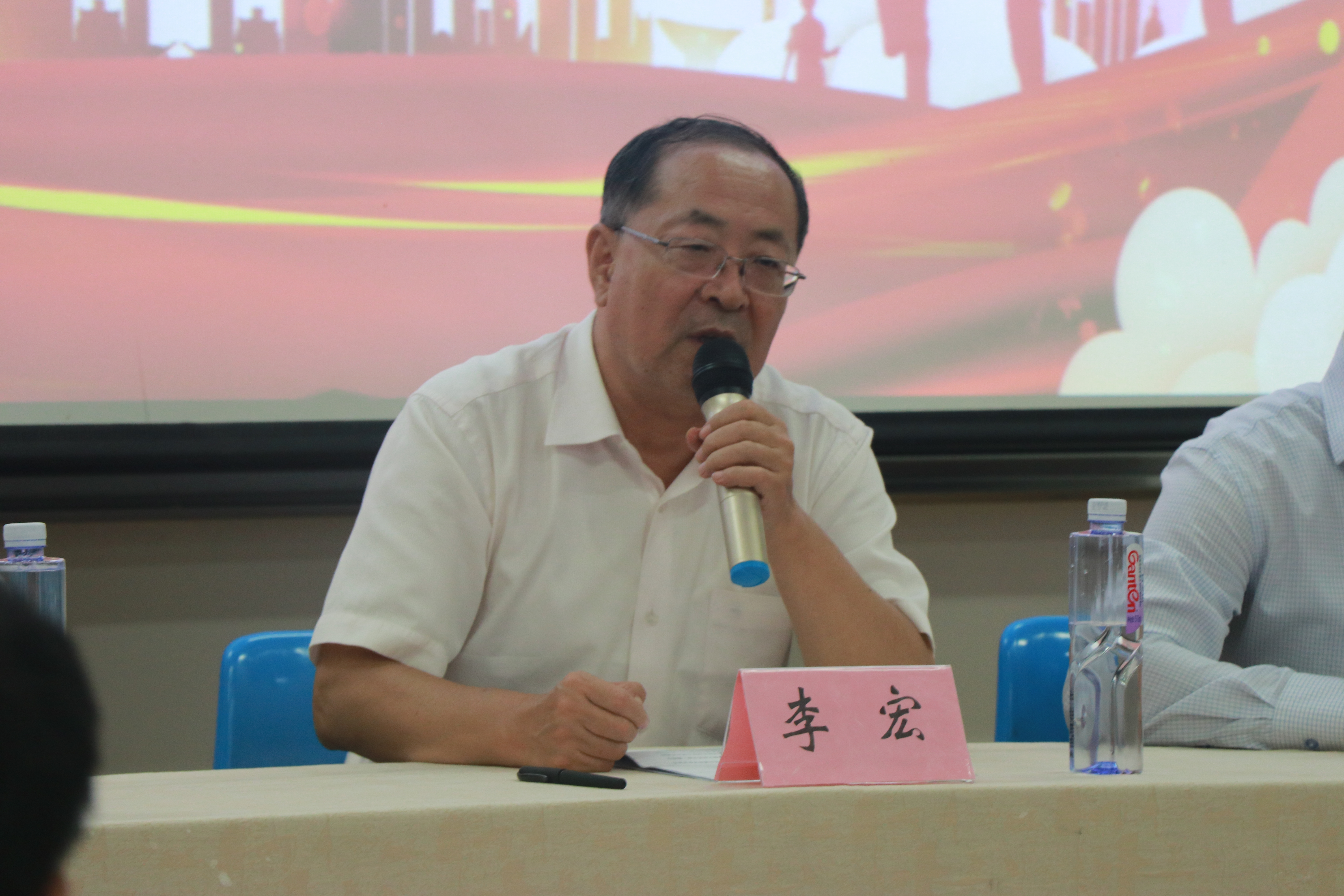 物理科学与技术学院党总支书记李宏教授出席典礼并讲话